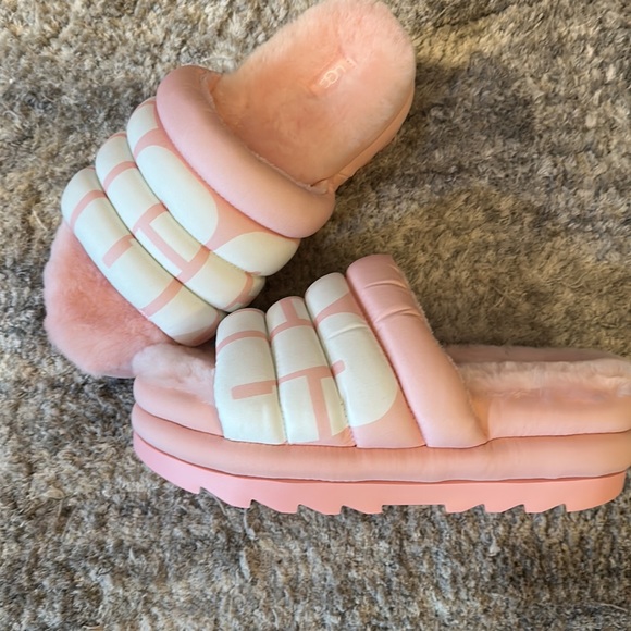 New never worn Pink Uggs size 10 - Picture 2 of 4